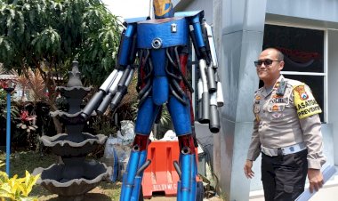Kreatif-dan-Edukatif,-Ratusan-Knalpot-Brong-Sitaan-Dijadikan-Patung-Robot-Oleh-Polresta-Malang-Kota